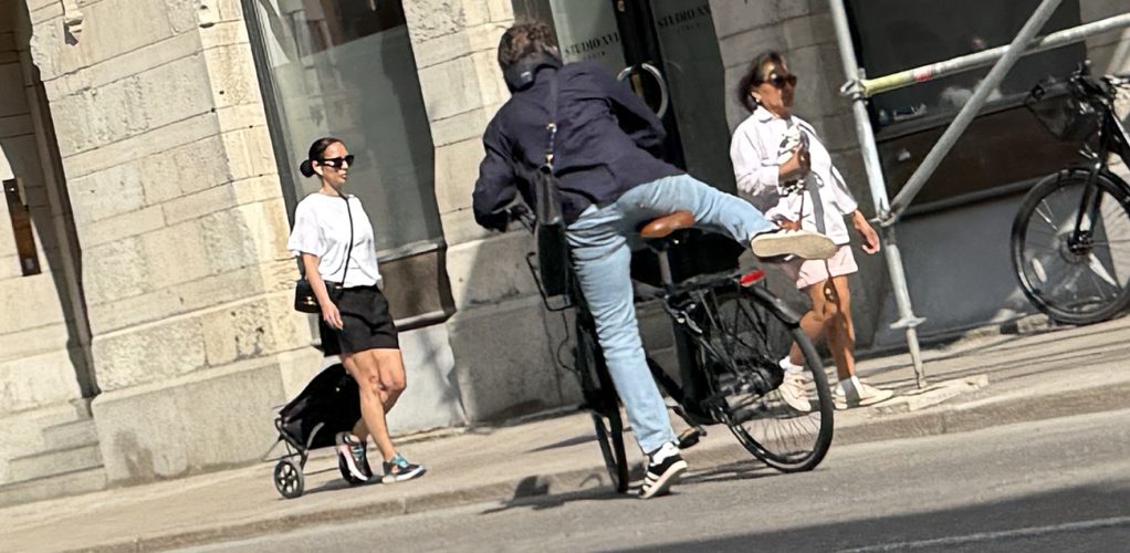 Här försöker Niklas Strömstedt komma av sin EcoRide elcykel.