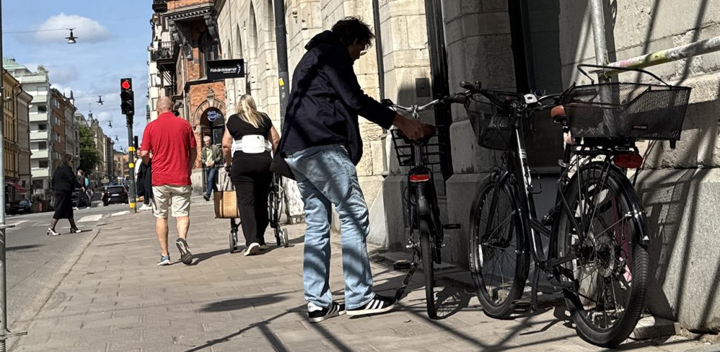 Niklas Strömstedt pular med sin cykel, gymmet får vänta lite.