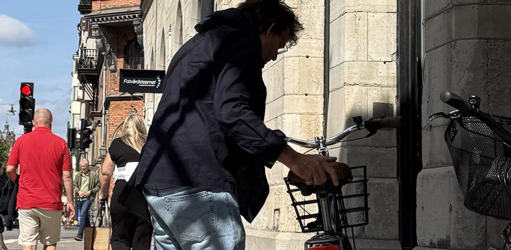 Han rycker och sliter i cykeln med frenesi.