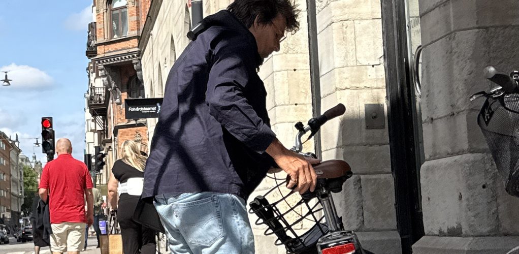 Cykelns batteri sitter under sadeln det är därför Niklas rycker och sliter.