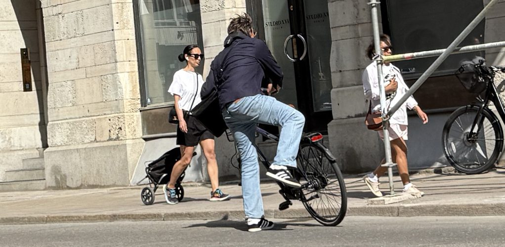 Det är inte helt lätt för sångaren att krångla sig av cykeln.