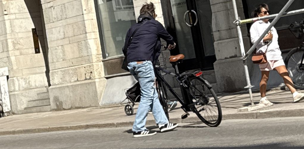 Här har han äntligen lyckats komma av cykeln och tar sig mot tryggheten på trottoaren.