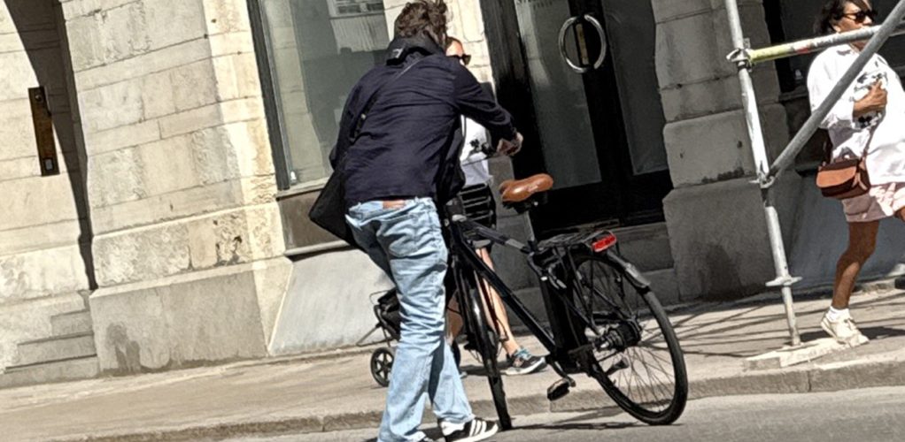Sångaren är noggrann, inget får gå fel.