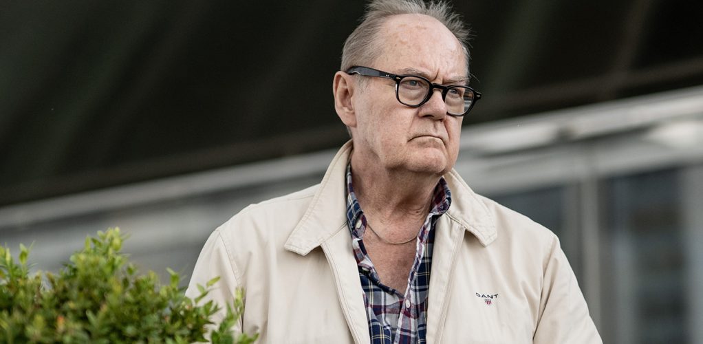 Peter Haber är påtagligt påverkad av sin djupa sorg. Snart är det premiär 