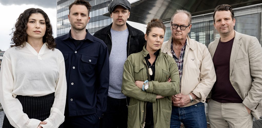 Fr v Elmira Arikan, Martin Wallström, Valter Skarsgård, Jennie Silfverhjelm, Peter Haber och Måns Nathanaelson är skådespelare i 