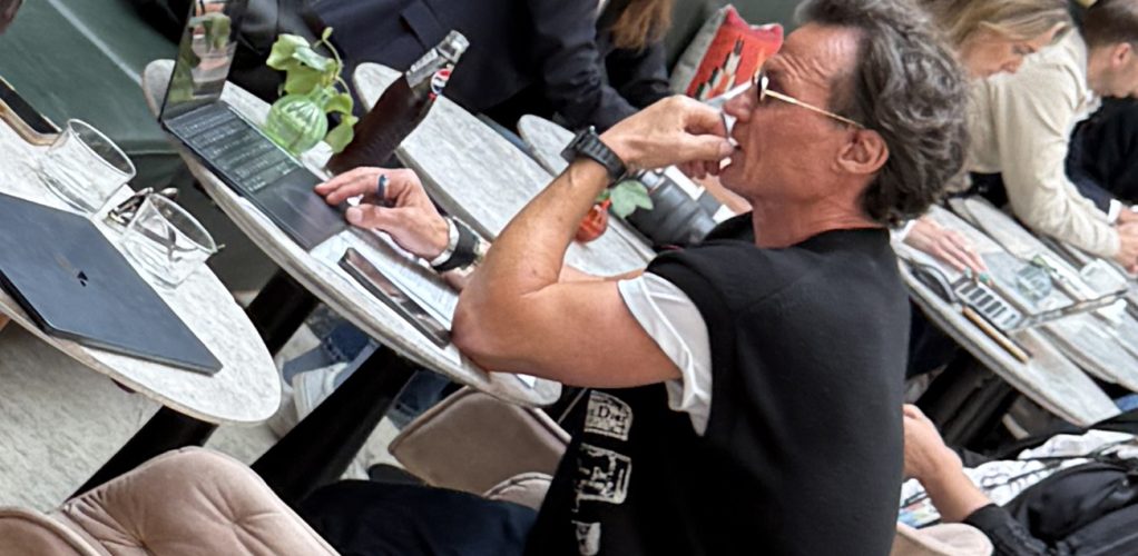 Petter Stordalen sitter ensam och jobbar.