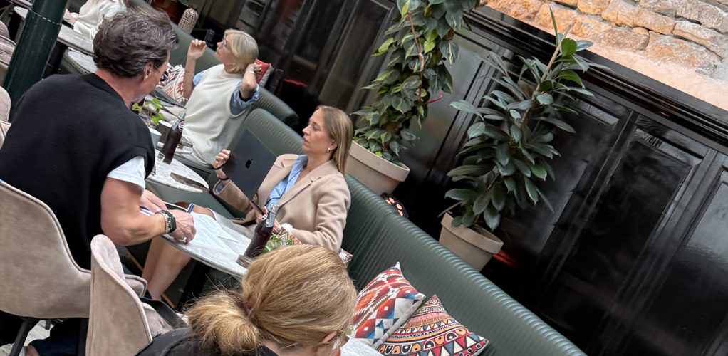 De andra personerna i lokalen respekterar Stordalens ensamhet och låter honom vara.