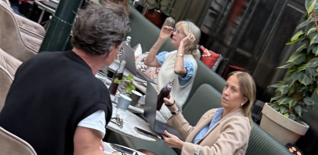 Här försöker Petter Stordalen, utan framgång, inleda en konversation.