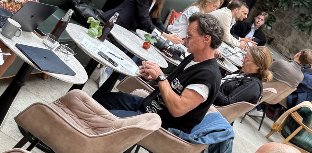 Petter Stordalen känns ovanligt dämpad på bilderna.