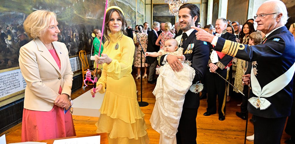 Kung Carl Gustaf försökte hålla ihop det hela trots skandalgästerna på plats.
