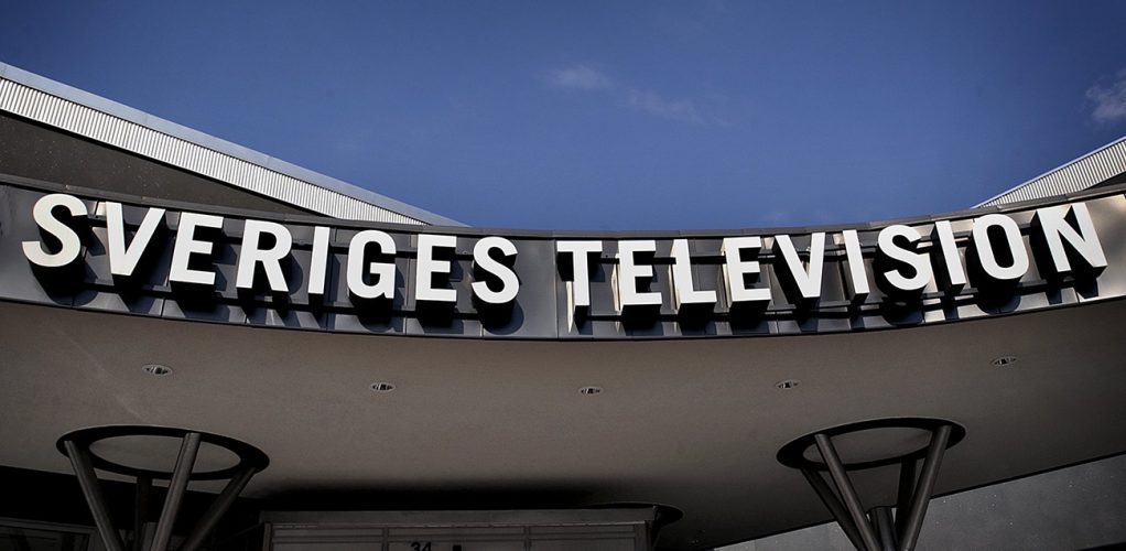 För SVT kommer skandalen ytterst olämpligt, programledaren Micke Leijnegard är redan under åtal för sexuellt ofredande.