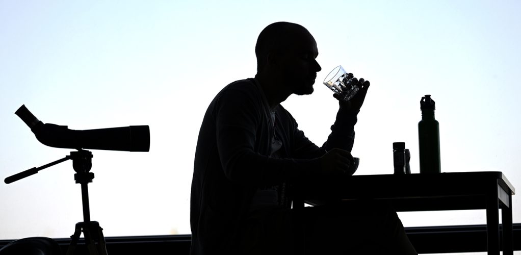 Offret kände sig snurrig bara efter ett par klunkar vin och ringde direkt polisen.