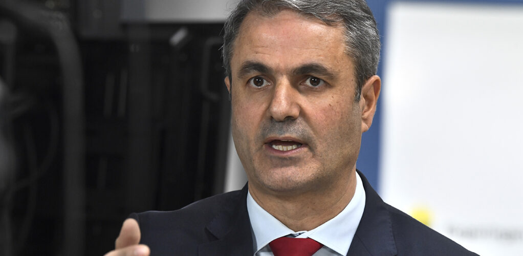 Tidigare n&auml;ringsministern Ibrahim Baylan pekas ut som Annikas nye kille. S&aring; kul!