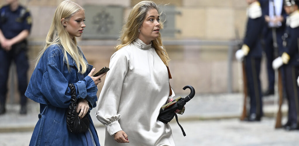 H&auml;r ser vi Annika Strandh&auml;ll med dottern Ebba Wolf n&auml;r de anl&auml;nder till Storkyrkan inf&ouml;r gudstj&auml;nsten som h&aring;lls med anledning av riksm&ouml;tets &ouml;ppnande.