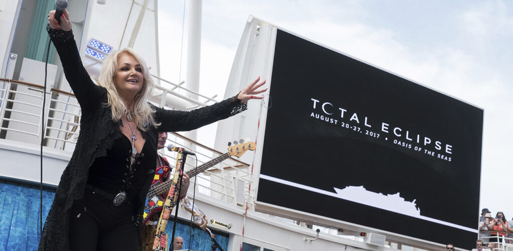 H&auml;r upptr&auml;der Bonnie Tyler p&aring; ett kryssningsfartyg. Hon lever fortfarande gott p&aring; sin superhit &rdquo;Total Eclipse of the Heart&rdquo; fr&aring;n 1983.