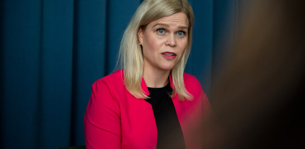 Den tidigare j&auml;mst&auml;lldhets- och arbetslivsministern Paulina Brandberg (L) f&ouml;rs&ouml;ker nu &ouml;vertalas att &aring;terkomma som riksdagsledamot, allt f&ouml;r att stoppa Dominika.
