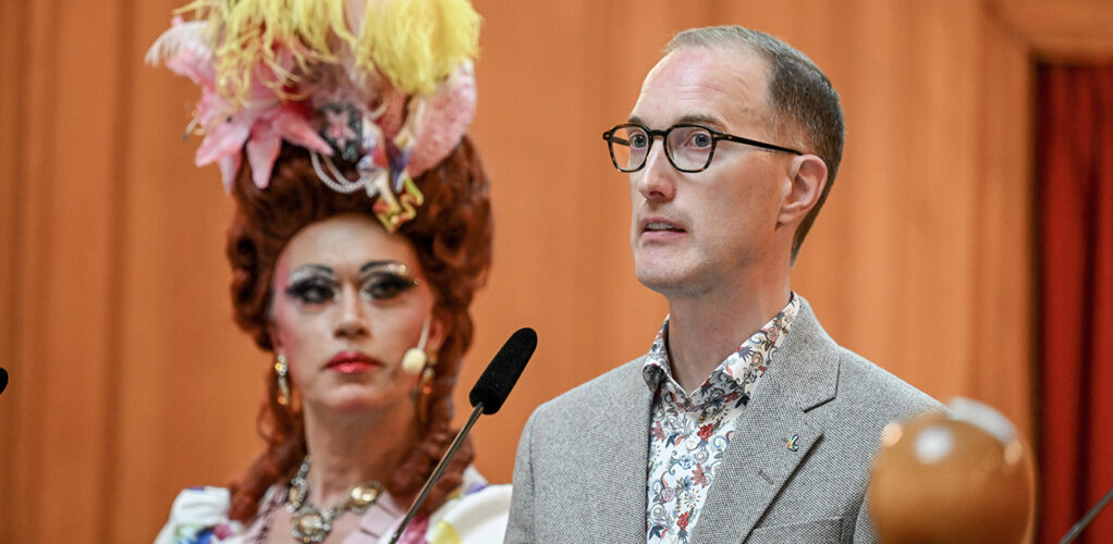 Dragqueen Inga Tvivel med Jan J&ouml;nsson (L) under ett seminarium i riksdagens f&ouml;rstakammarsal.