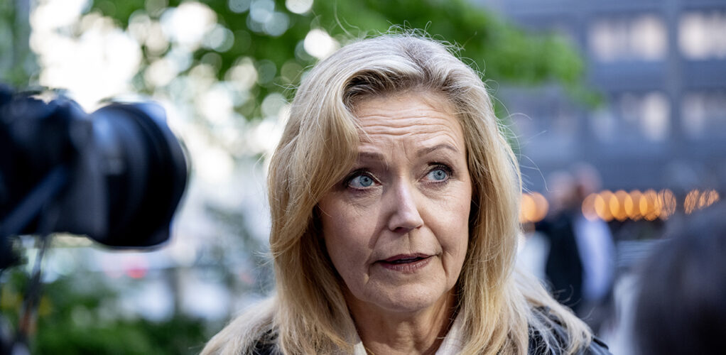 Frågan är om det var så klokt av Elisabeth Thand Ringqvist att erkänna bilsexet.