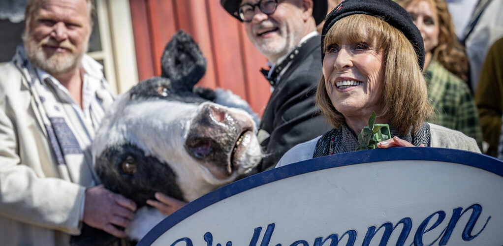 Claes Malmberg, Fredrik Dolk, Eva Rydberg och resten av ensemblen på Fredriksdalsteatern i Helsingborg.