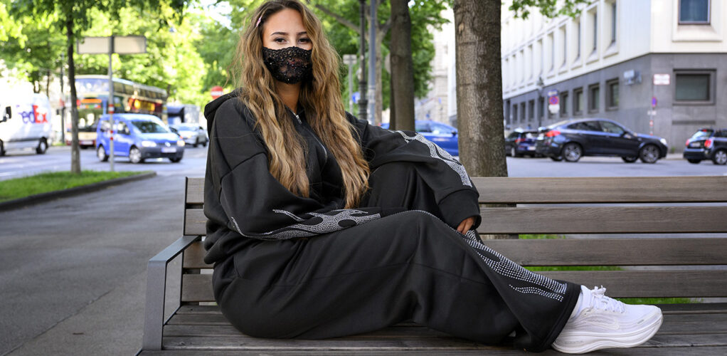 Felicia Eriksson tar igen sig i en park i Wien. Ikv&auml;ll st&aring;r Sveriges &auml;ra p&aring; spel.