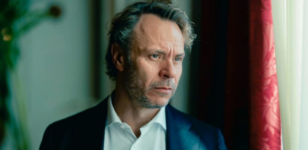 Bj&ouml;rn Bengtsson g&ouml;r ett mycket stark portr&auml;tt som pl&aring;gad men framg&aring;ngsrik advokat i &rdquo;Hundarna