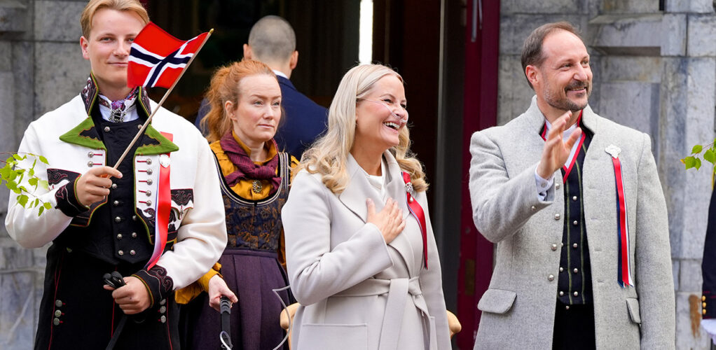 Kronprinsesse Mette-Marit, kronprins Haakon och prins Sverre Magnus tog emot hyllningarna, till en b&ouml;rjan gick det bra.