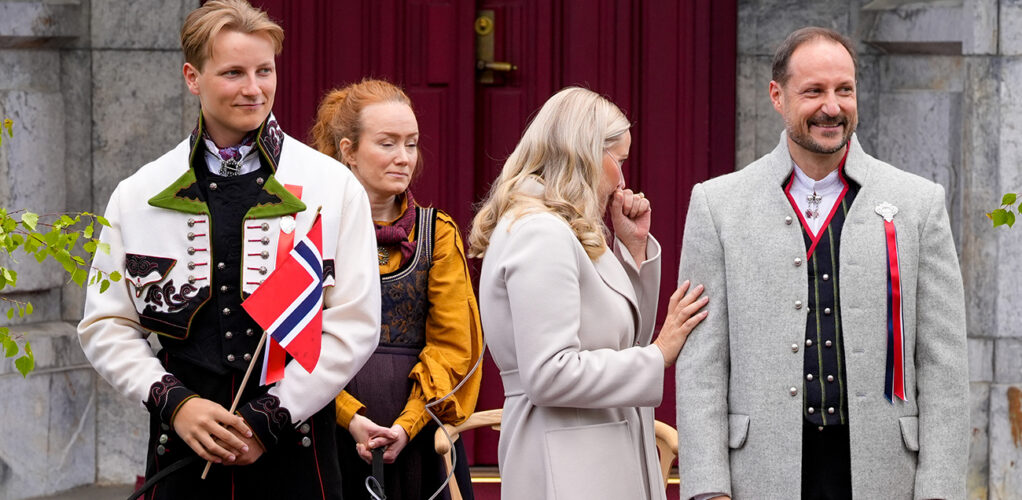 H&auml;r f&aring;r Mette-Marit en ot&auml;ck hostattack och tvingas s&ouml;ka st&ouml;d hos sin make.