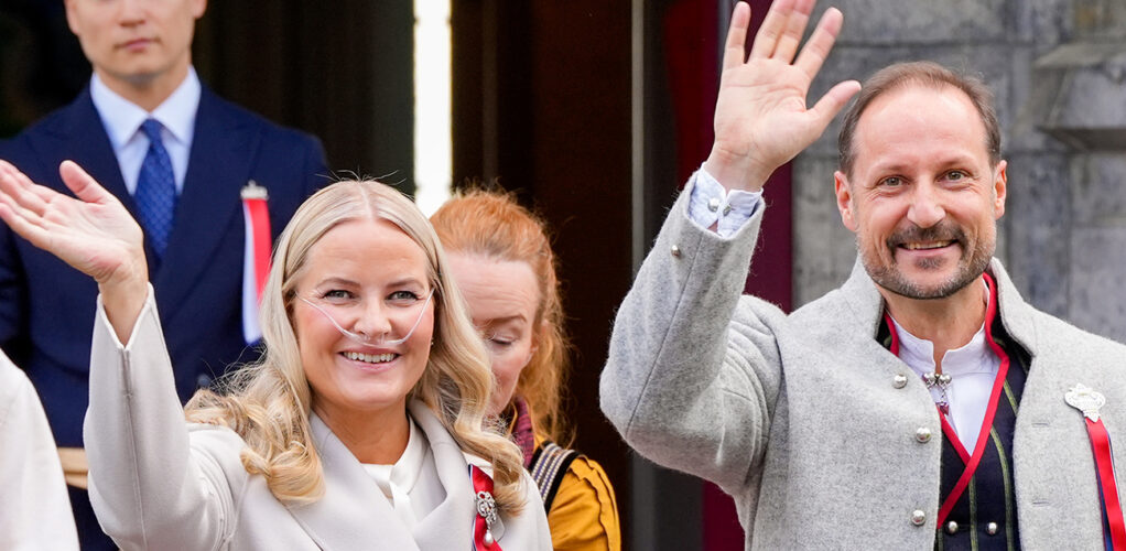 Mette-Marit f&ouml;rs&ouml;kte h&aring;lla hum&ouml;ret uppe till slut gick det dock inte l&auml;ngre och hon fick f&ouml;ras iv&auml;g.