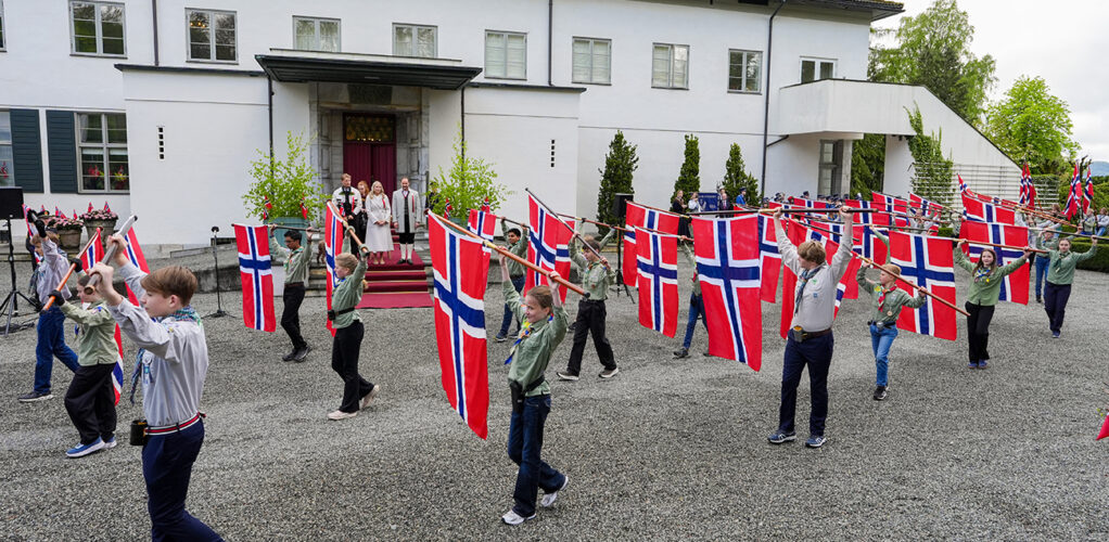 Det norska kronprinsparet hyllades vid det kungliga godset Skaugum.
