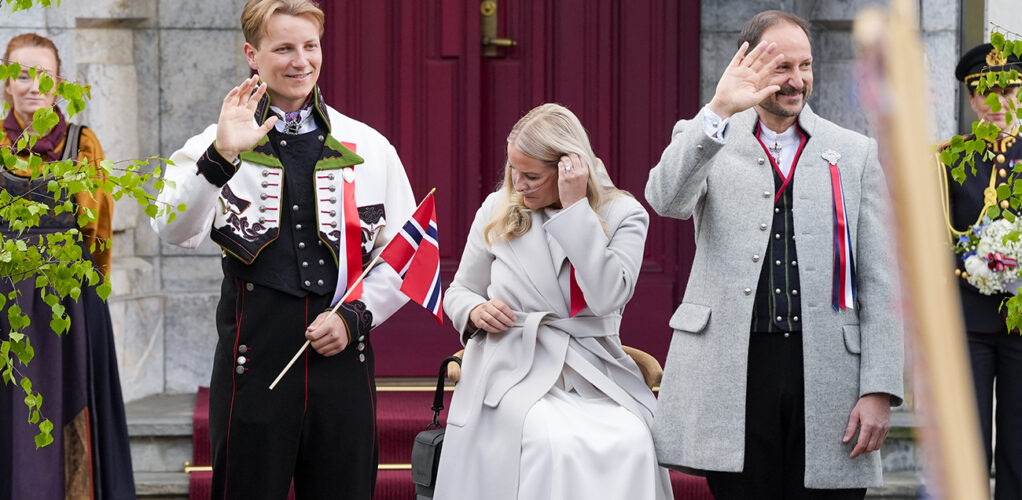 H&auml;r tvingas Mette-Marit s&auml;tta sig ner under syttende mai-firandet.