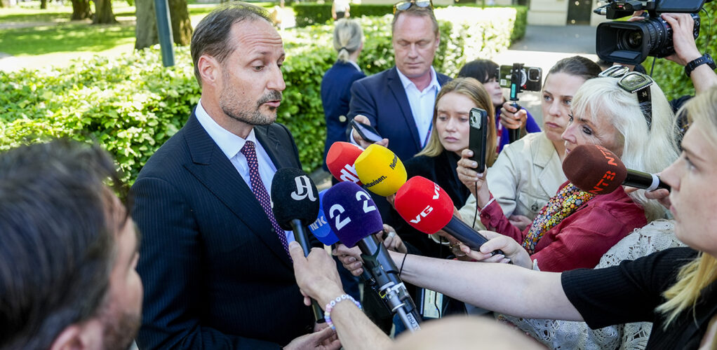 Kronprins Haakon ber&auml;ttar om sin oro vid en presstr&auml;ff i Oslo.