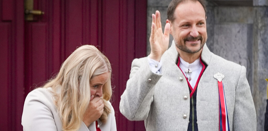 H&auml;r hostar Mette-Marit ot&auml;ckt invid sin make.