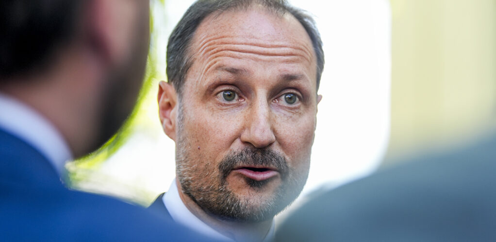 Det g&aring;r inte att ta miste p&aring; att Haakon &auml;r bekymrad.