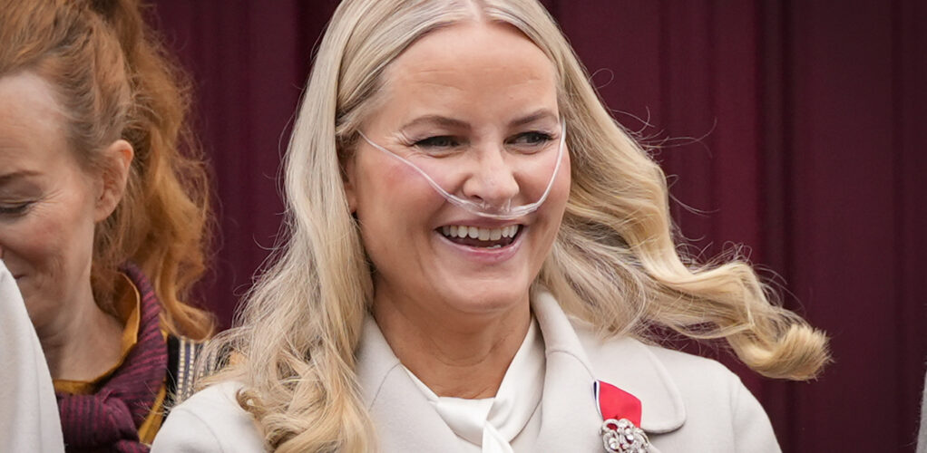Mette-Marit g&ouml;r allt hon kan f&ouml;r att h&aring;lla hum&ouml;ret uppe.