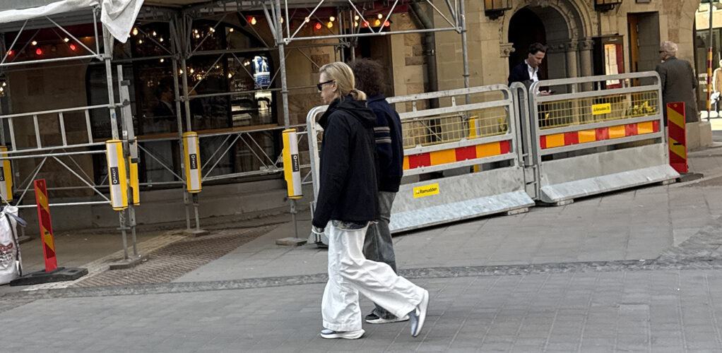 H&auml;r ser vi hur paret passerar den ber&ouml;mda restaurangen Teatergrillen.