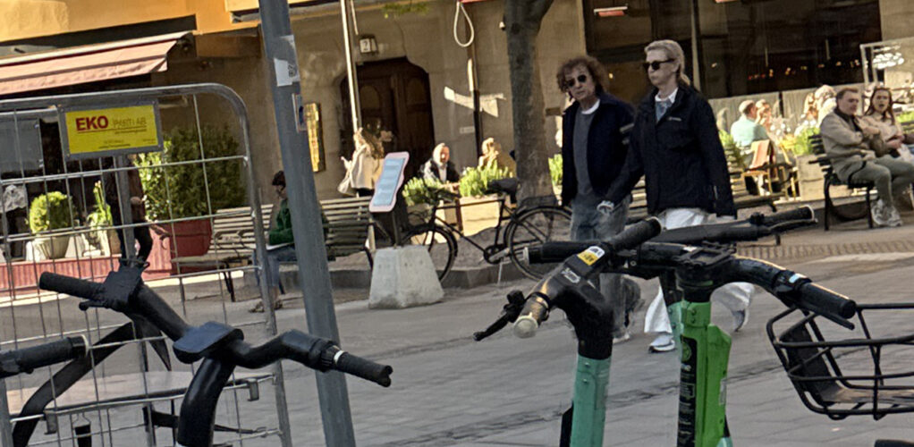 Paret strosade nedf&ouml;r Nybrogatan p&aring; &Ouml;stermalm i Stockholm.