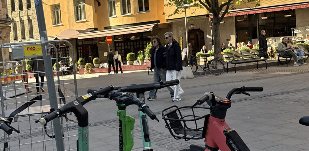 Att Lollo &auml;r helt ointresserad av k&auml;ndisskap kan ha bidragit till att Magnus Uggla f&ouml;ll f&ouml;r henne.
