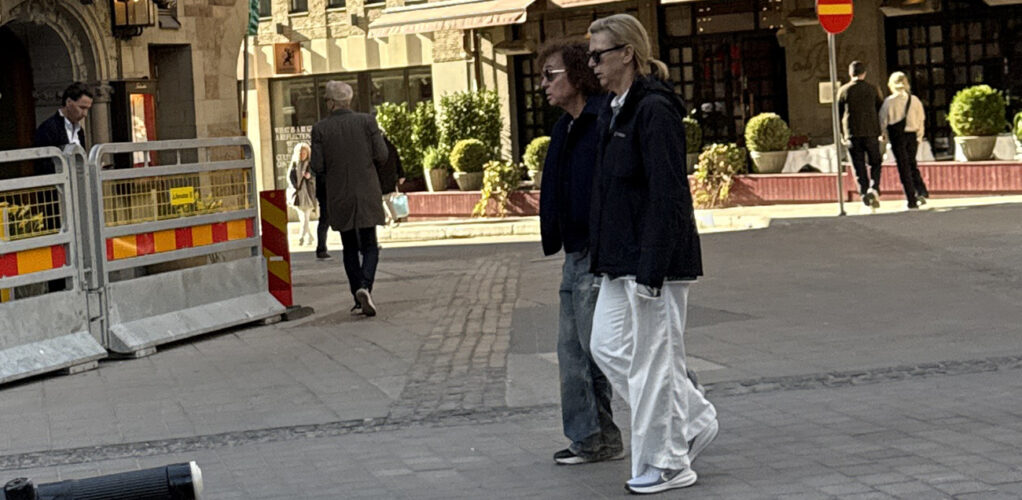 Paret bor p&aring; &Ouml;stermalm men det &auml;r ytterst s&auml;llan som Lollo Uggla visar sig ute p&aring; stan.
