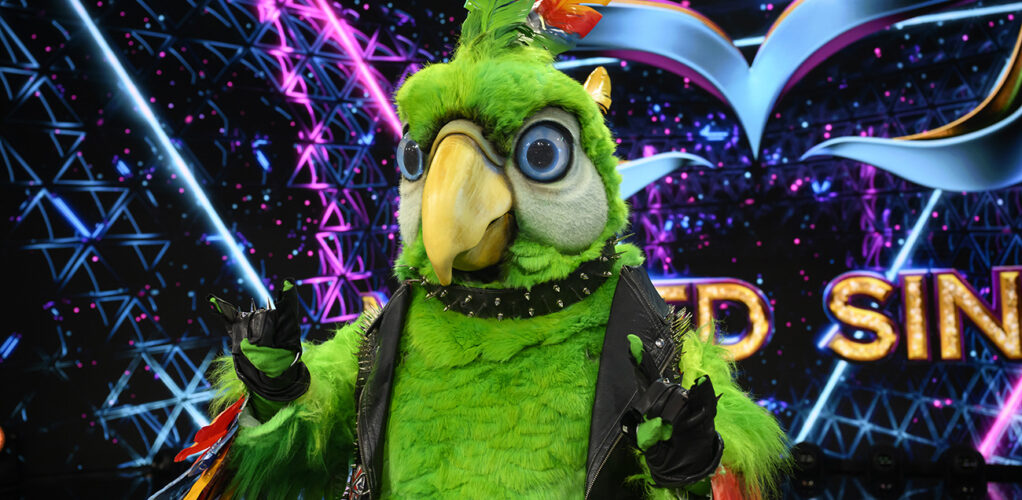 Masken Punkpapegojan vann årets ”Masked Singer”. Bakom masken dolde sig sångaren John Lundvik och självfallet gissade Pernilla rätt.