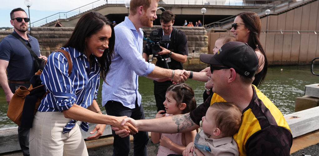 Prins Harry och Meghan Markle uppges även vara kändisfixerade, lite som svenske underhållaren Filip Hammar som enbart umgås med andra kändisar.
