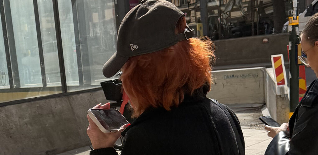 Barbro Ehnbom tog upp telefonen och ringde n&aring;gon, kanske vid hovet, direkt efter att Stoppa Pessarna konfronterat henne.