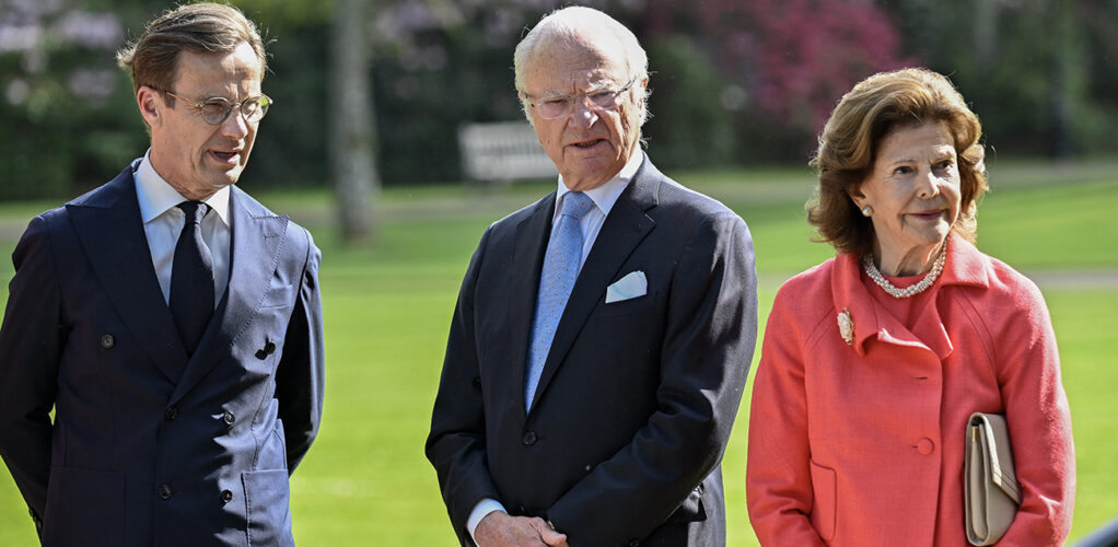 Statsminister Ulf Kristersson (M) med kung Carl Gustaf och drottning Silvia under Natos utrikesministerm&ouml;te. Steffo finns nog inte i deras tankar.