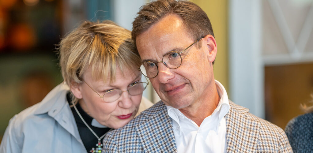 Bakom kulisserna har Birgitta Ed och Ulf Kristersson fått hantera växande kritik – nu står både lyxinköp och hönor i fokus.