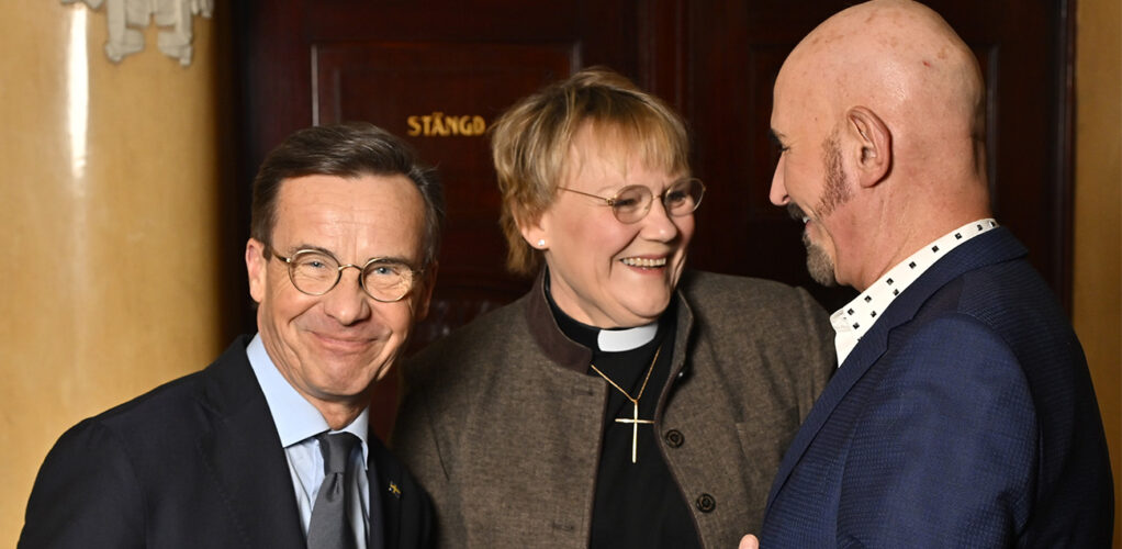 Ulf Kristersson och Birgitta Ed älskar att umgås kändisar. Därför håller de sig nära Micael Bindefeld.