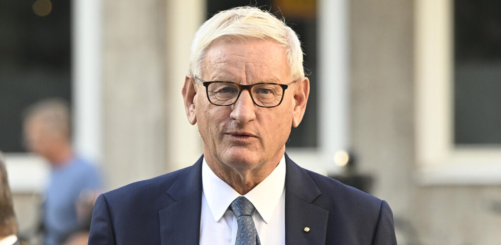 Carl Bildt var p&aring; resande fot n&auml;r han stoppades av polis f&ouml;r kontroll. 