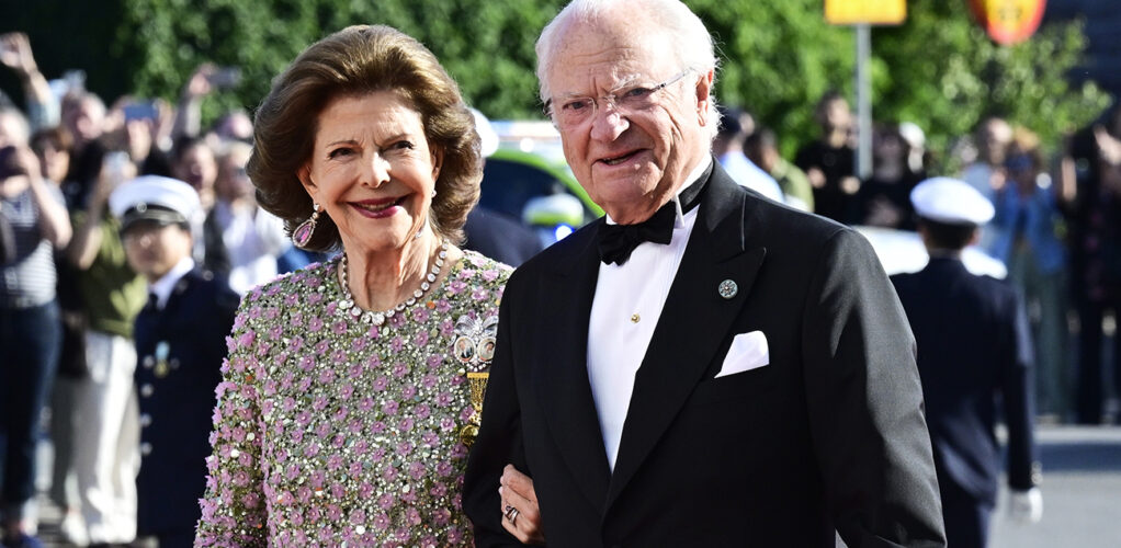 Här anländer drottning Silvia och kung Carl Gustaf till Kungliga Operan, då visste man inte vad Eva O'Neill skulle bära för klänning.