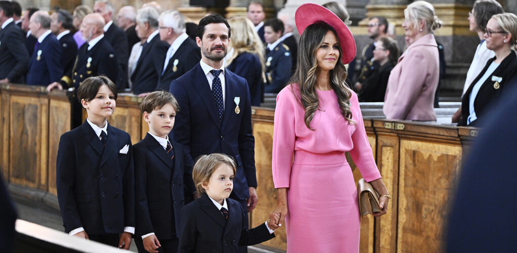 Prinsessan Sofia hade vett nog att. inte bära en lika gräslig hatt som hon gjorde under kungens 80-årsdag. Sannolikt hade hon blivit tillsagd.