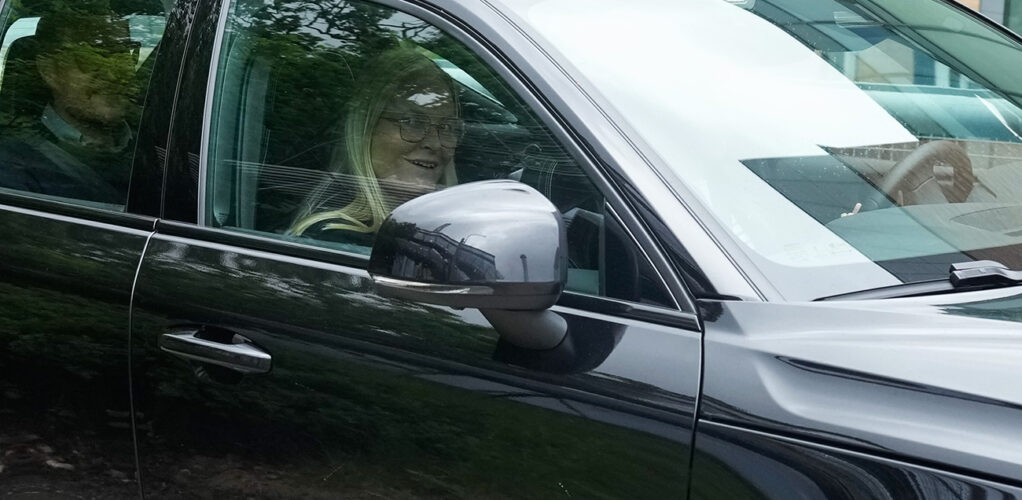 Prinsessan Ingrid Alexandra körde sin far, kronprins Haakon och sin mamma Mette-Marit till Rikshospitalet i Oslo.