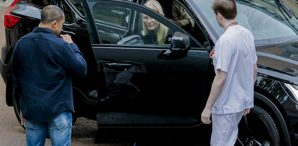 Mette-Marit togs direkt hand om personal på sjukhuset.