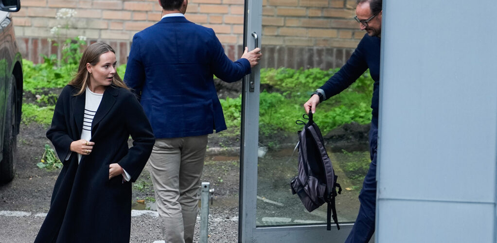 Kronprins Haakon och prinsessan Ingrid Alexandra lämnade senare sjukhuset och Mette-Marit.